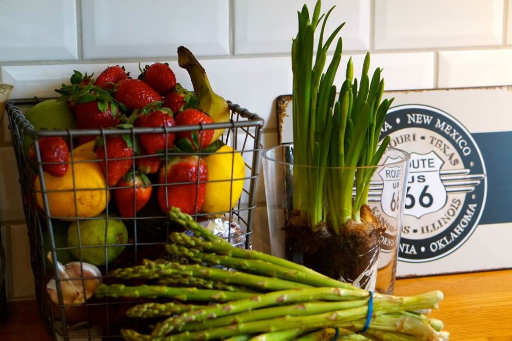 Påskmat med sparris och jordgubbar