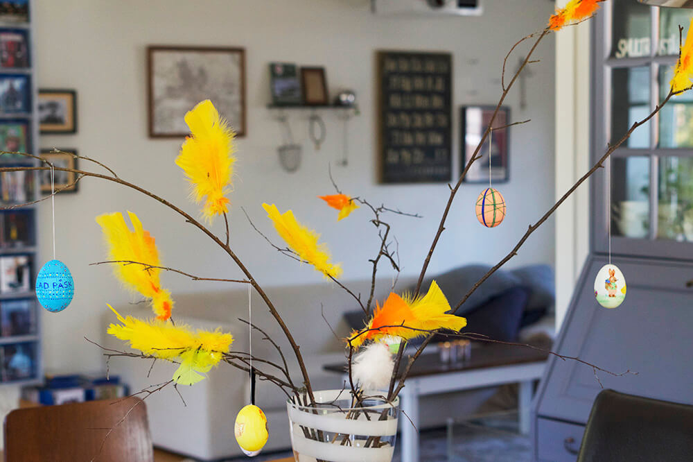 Påskris med fjädrar och ägg