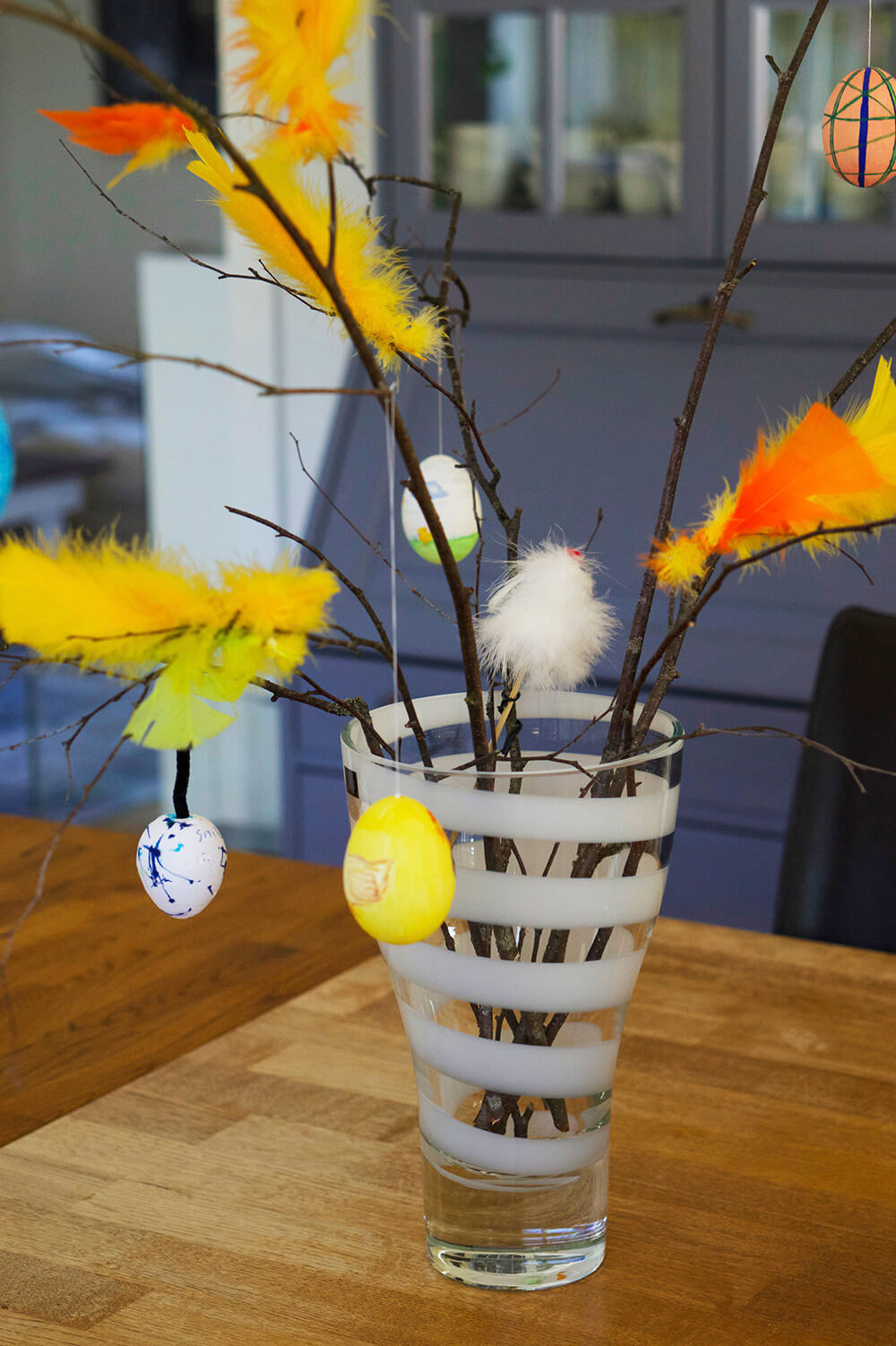 Påskris med fjädrar och ägg