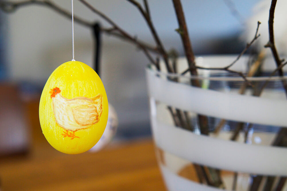 Påskris med fjädrar och ägg