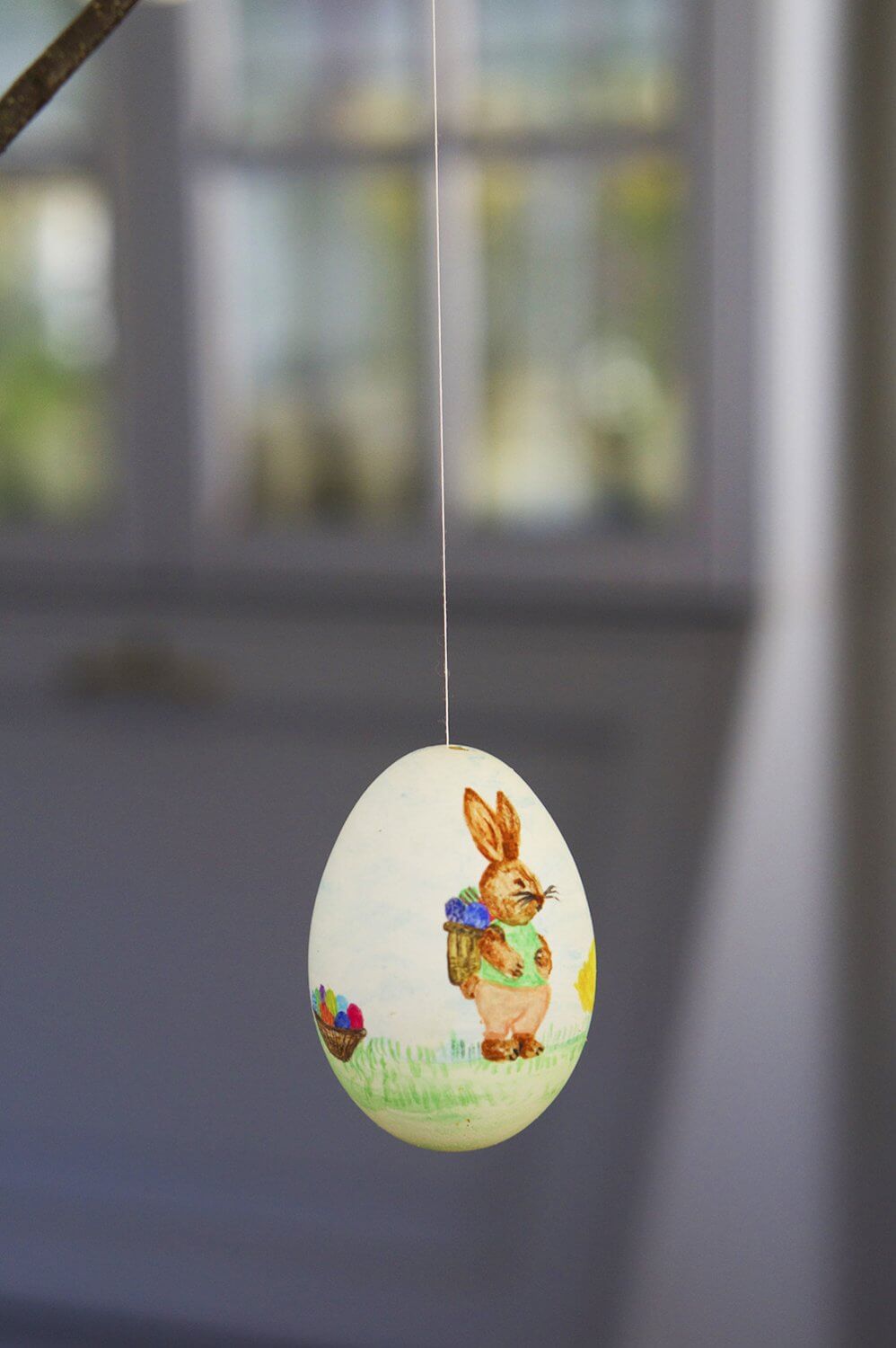 Påskris med fjädrar och ägg