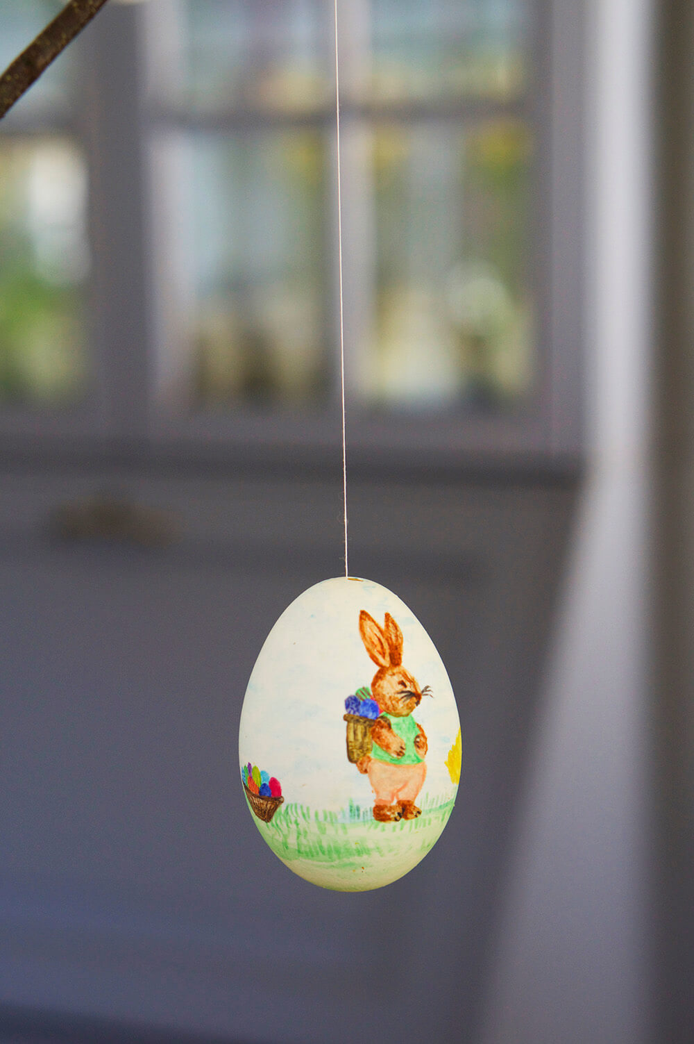 Påskris med fjädrar och ägg