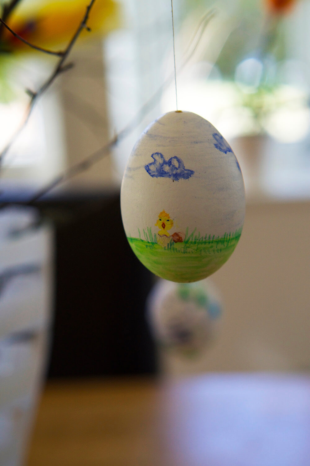 Påskris med fjädrar och ägg