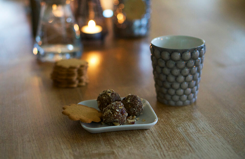 Julfika med pepparkakor och pepparkaksbollar