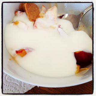 persika-naturell-yoghurt-jordnotssmor - Frukt + mejeriprodukt + jordnötssmör = så gott!!!