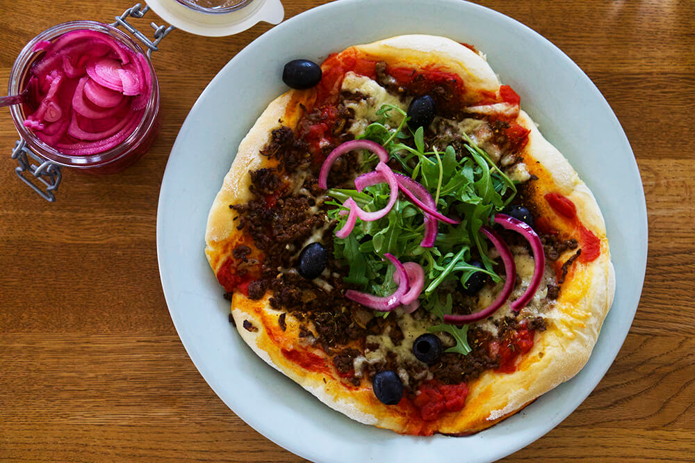 picklad rödlök på pizza