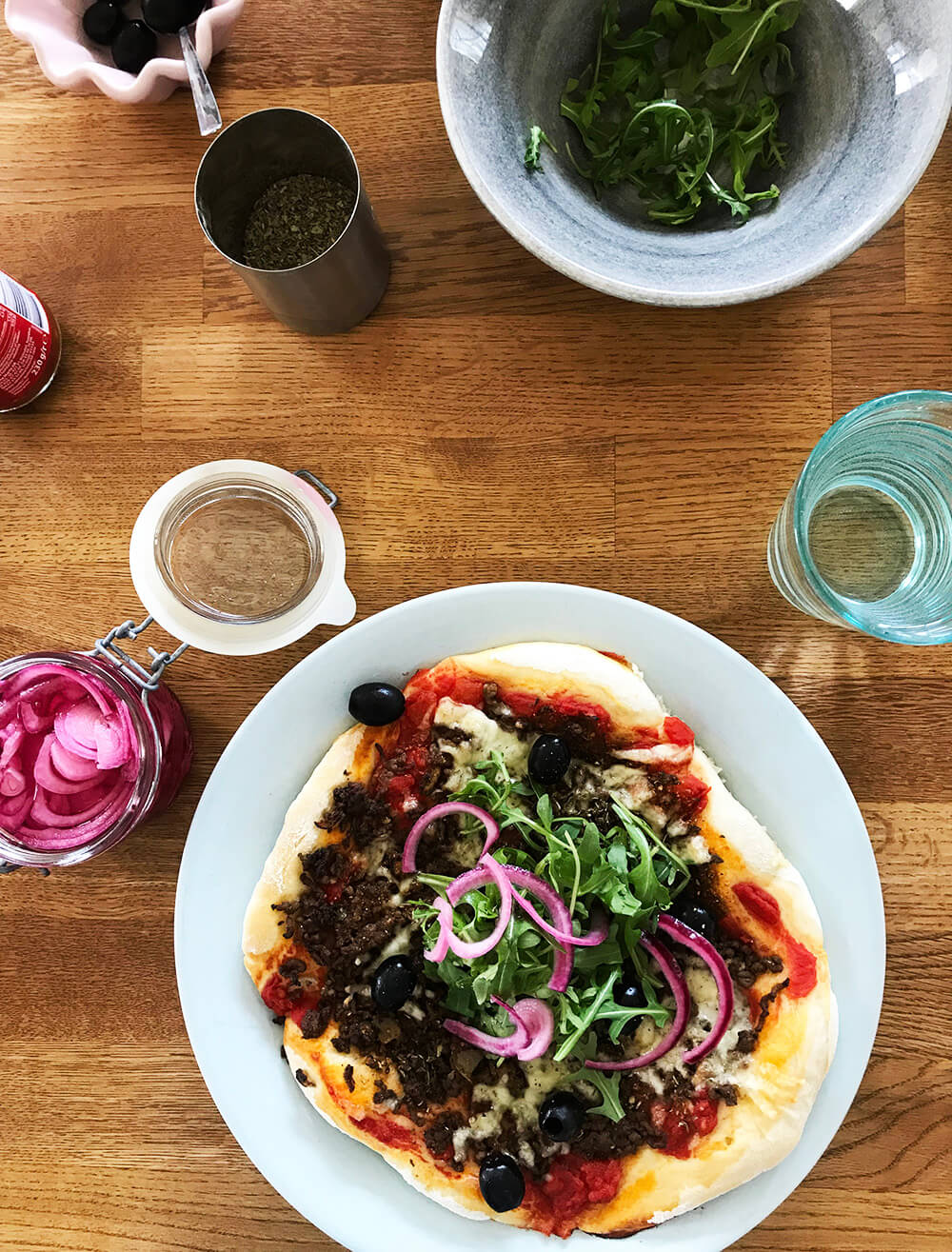 picklad rödlök på pizza