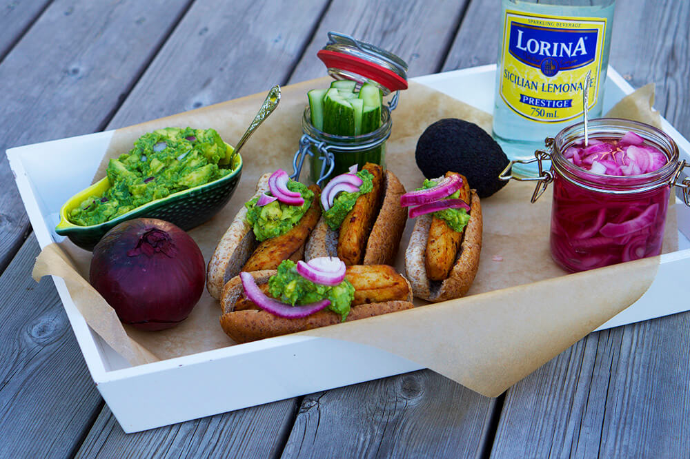 Vegetariskt grilltips - Grillade quorn filéer i korvbröd