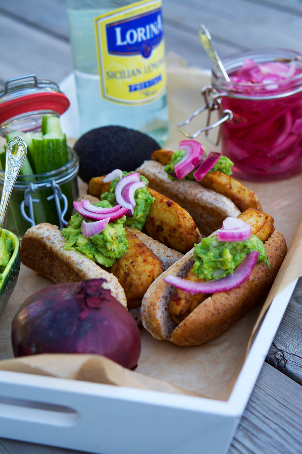 Vegetariskt grilltips - Grillade quorn filéer i korvbröd