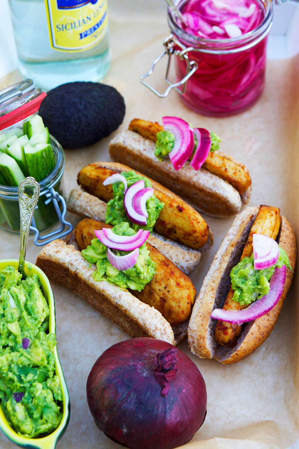 Vegetariskt grilltips - Grillade quorn filéer i korvbröd