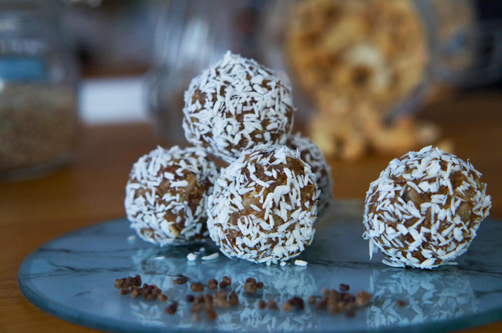 Rawfoodbollar dadlar och kardemumma - recept
