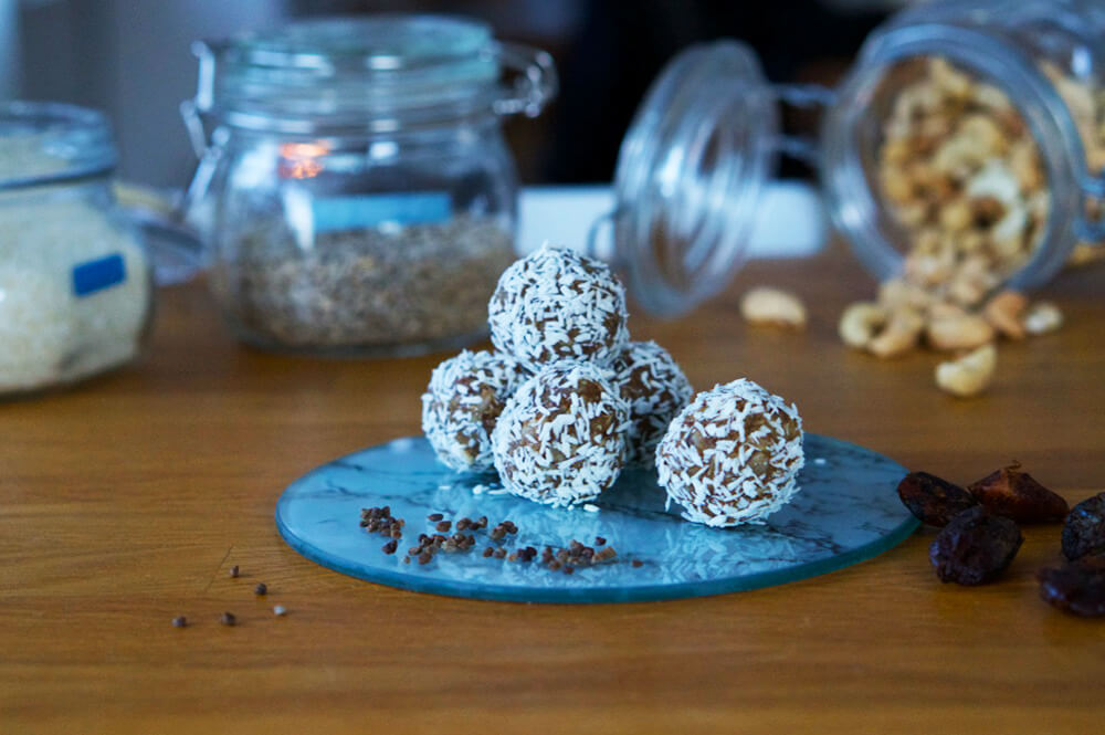 rawbollar-med-kardemumma-3 - Rawfoodbollar dadlar och kardemumma - recept