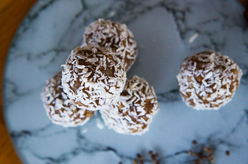 rawbollar-med-kardemumma-6 - Rawfoodbollar dadlar och kardemumma - recept