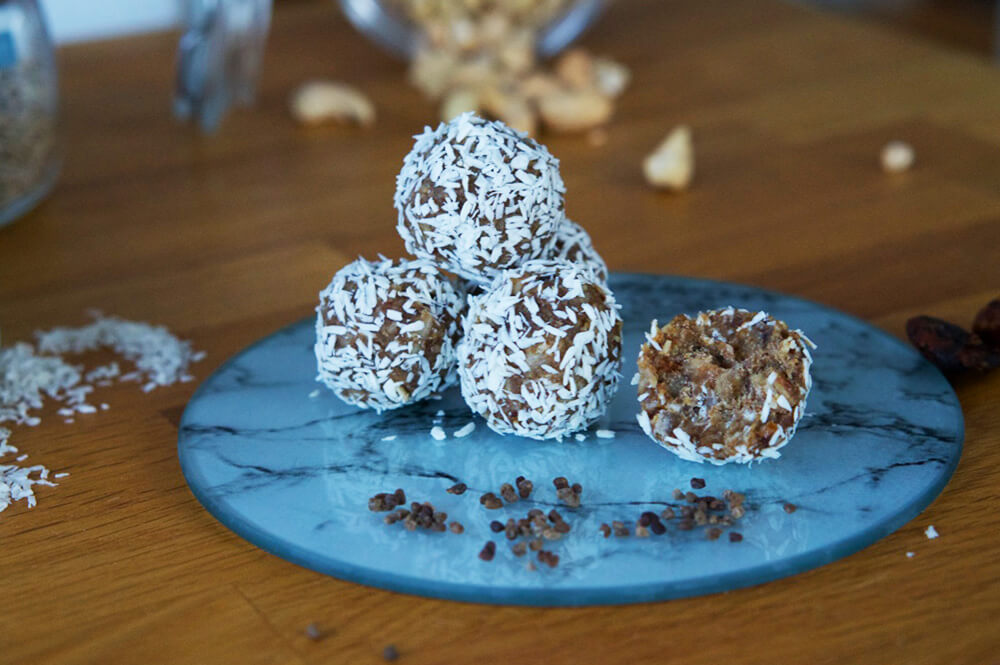 rawbollar-med-kardemumma-7 - Rawfoodbollar dadlar och kardemumma - recept