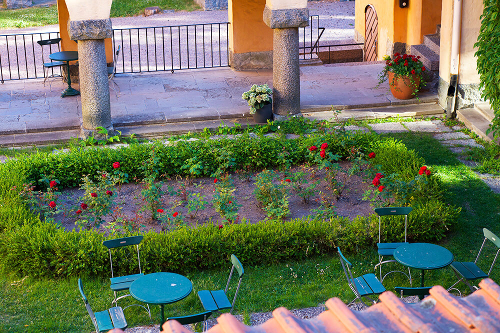 Röda rosor på Sigtunastiftelsen, Sigtuna