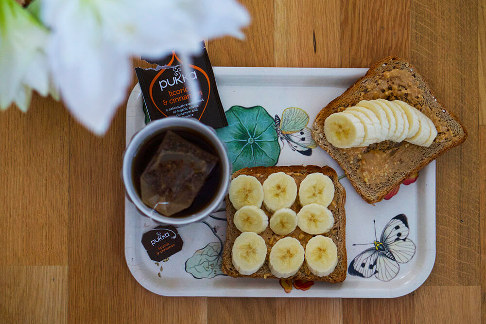 Rostat bröd med jordnötssmör och banan