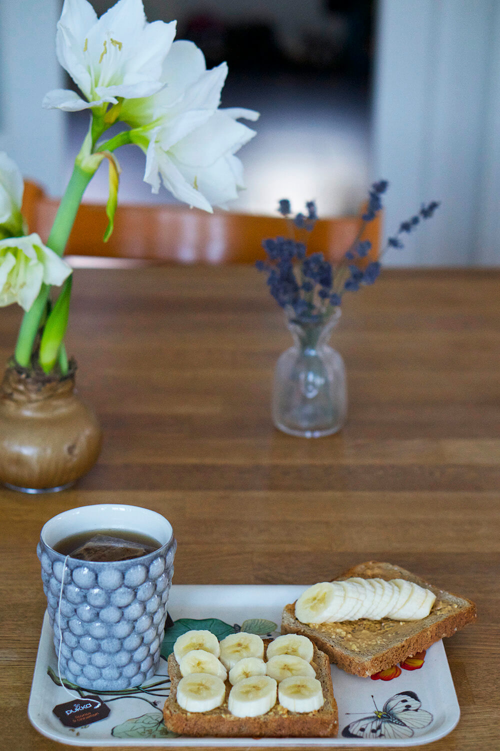Rostat bröd med jordnötssmör och banan