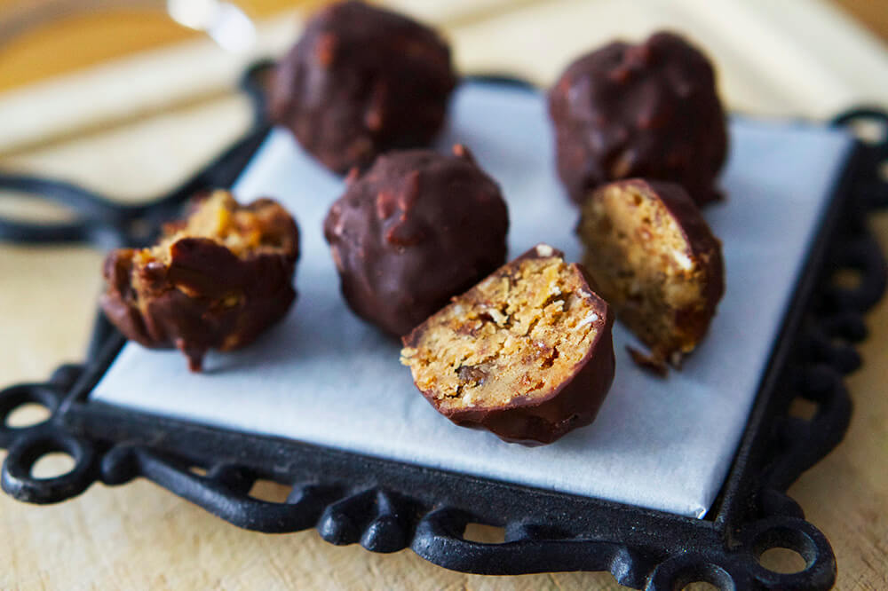 Nyttigt chokladgodis - Snickers hälsobollar