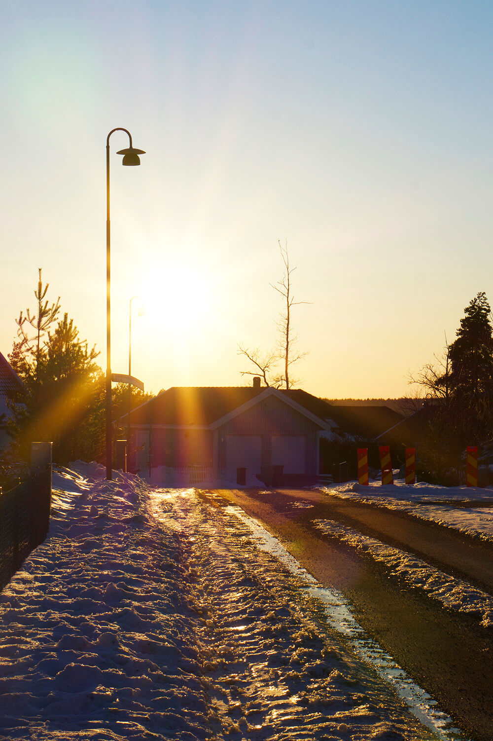 solnedgång över husen hemma hos oss på vintern