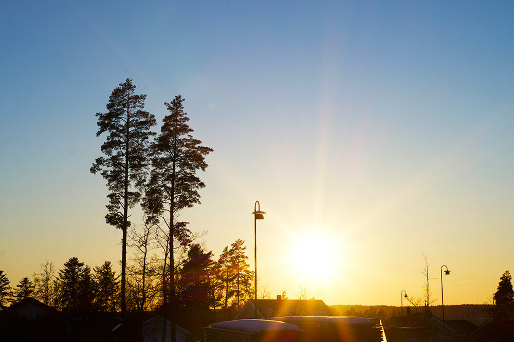 solnedgång över husen hemma hos oss på vintern