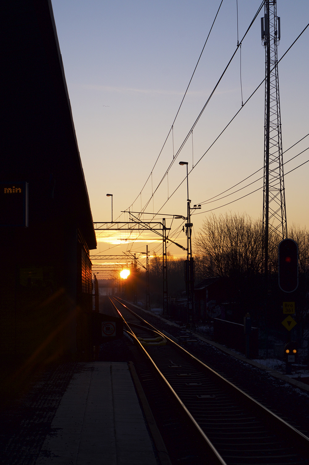 Soluppgång vid pendeltågsstationen