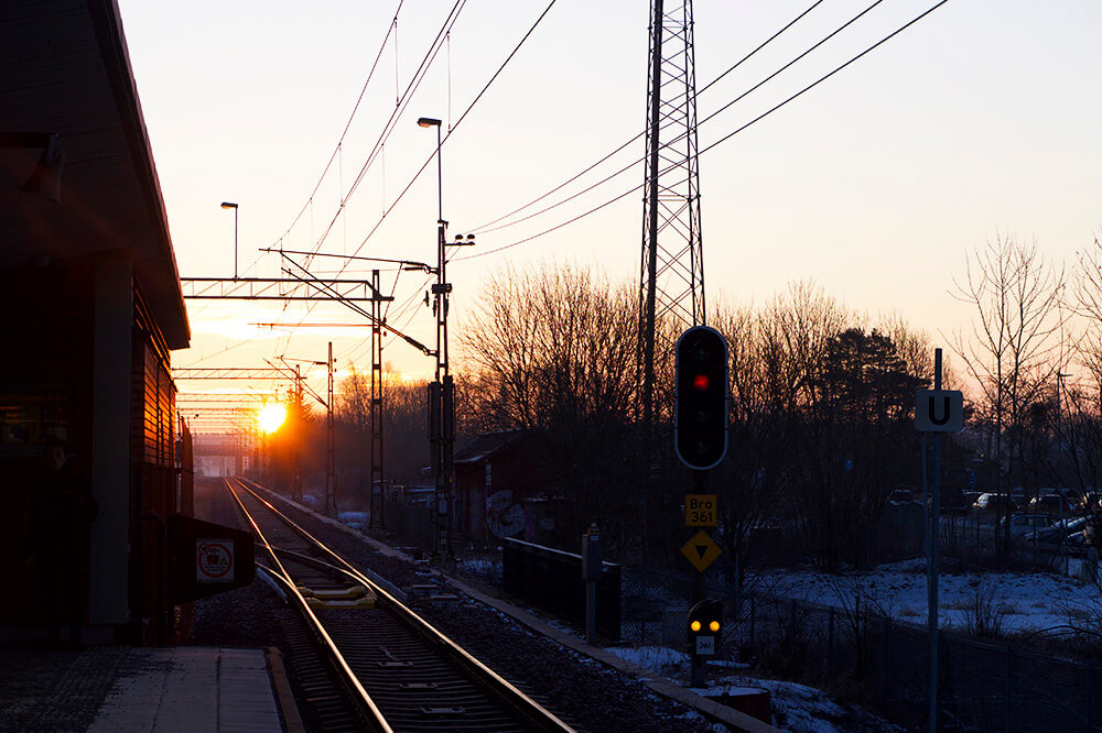 Soluppgång vid pendeltågsstationen