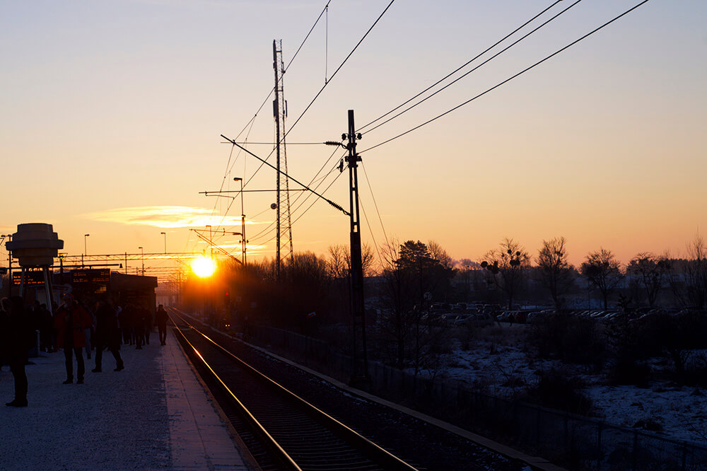 Soluppgång vid pendeltågsstationen