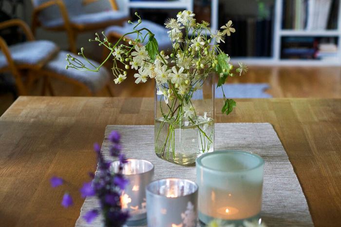 sommarblommor på bordet