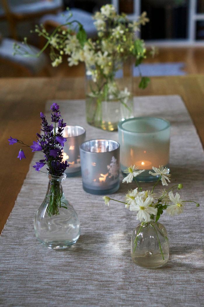 sommarblommor på bordet