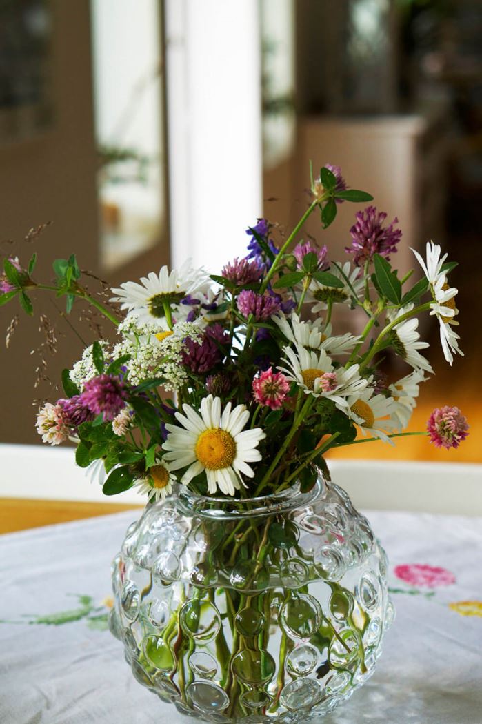 Sommarblommor i vas