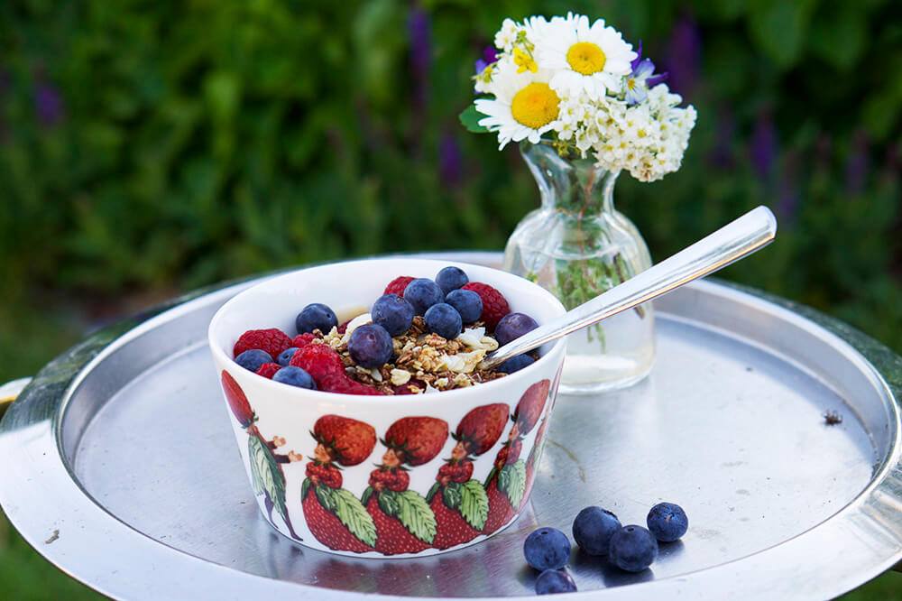 Sommarfrukost med keso, kvarg, blåbär, hallon och granola