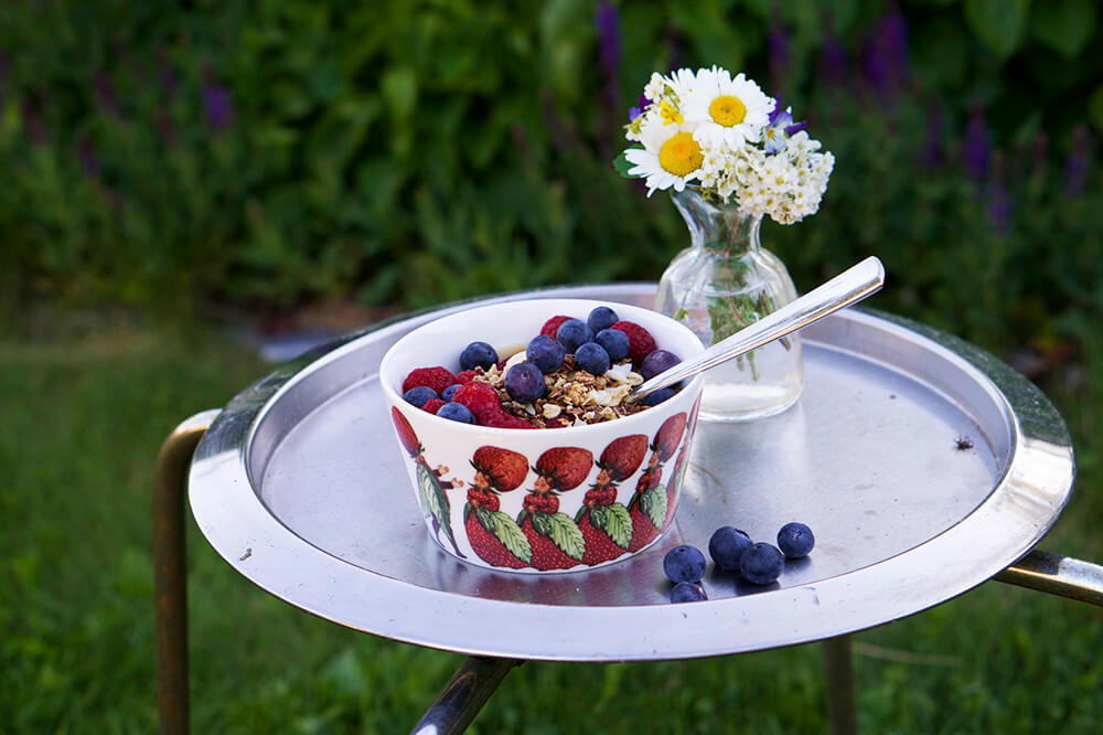 Sommarfrukost med keso, kvarg, blåbär, hallon och granola