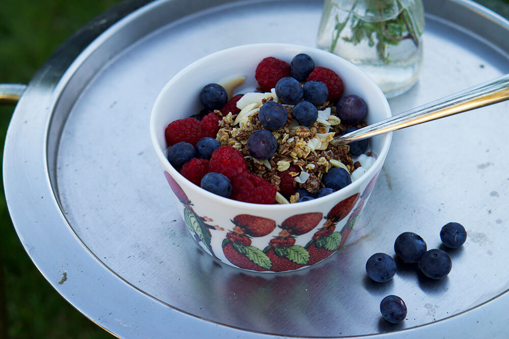 Sommarfrukost med keso, kvarg, blåbär, hallon och granola
