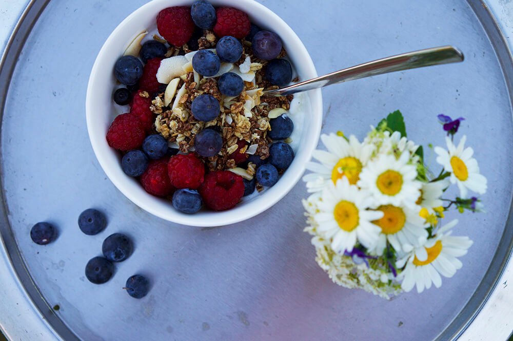 Sommarfrukost med keso, kvarg, blåbär, hallon och granola