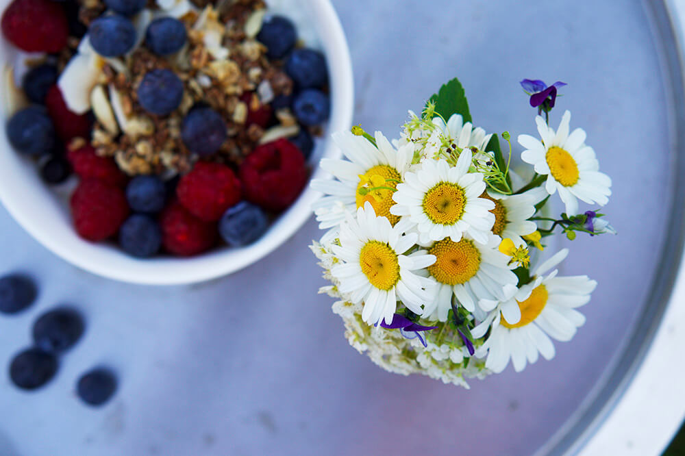 Sommarfrukost med keso, kvarg, blåbär, hallon och granola