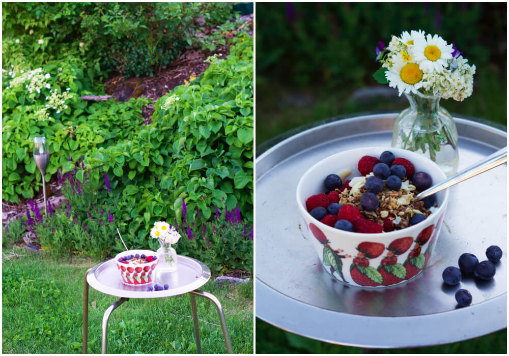 Sommarfrukost med keso, kvarg, blåbär, hallon och granola
