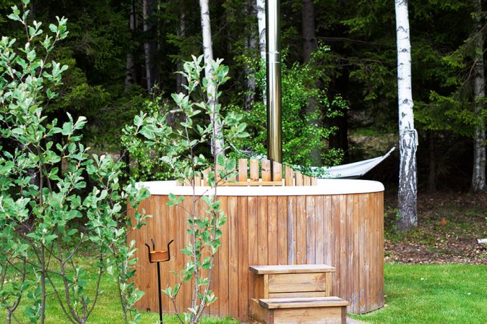 badtunna och sommarkväll i trädgården