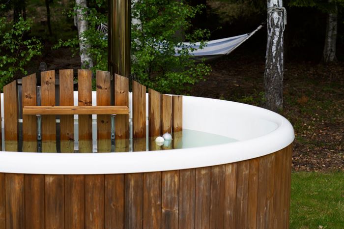 badtunna och sommarkväll i trädgården