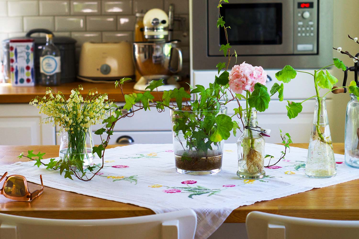 Sommarlov och blommor på den blommiga duken