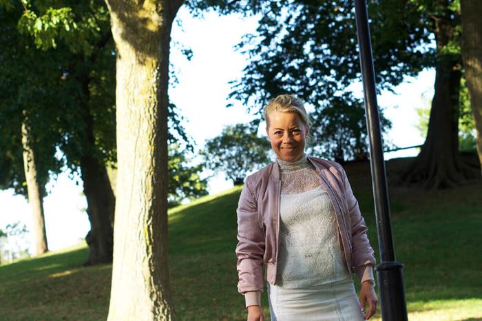 Karin med kläder i spets och jeans