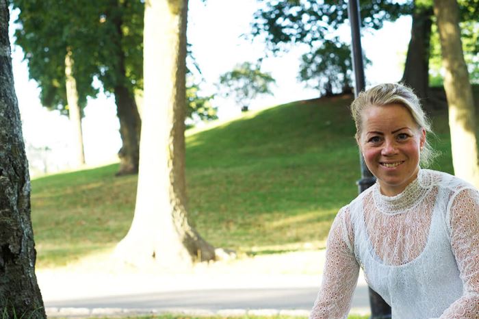 Karin med kläder i spets och jeans