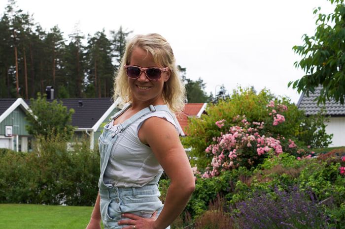 Karin med kläder i spets och jeans