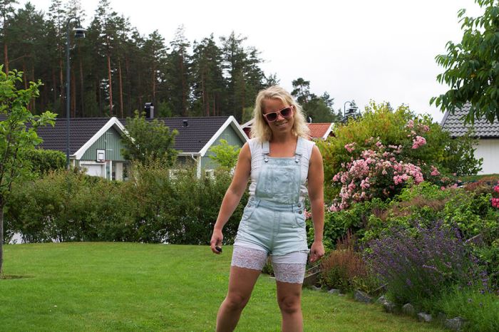 Karin med kläder i spets och jeans