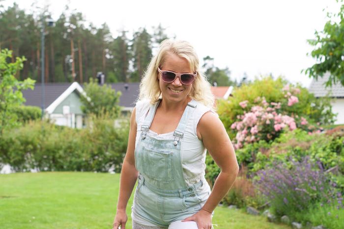 Karin med kläder i spets och jeans