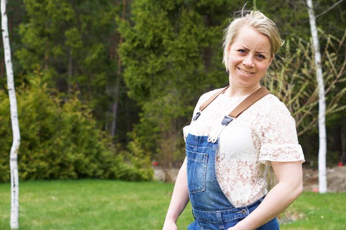 Karin med kläder i spets och jeans