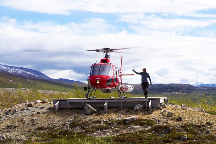 helikopter vid STF Kebnekaise fjällstation
