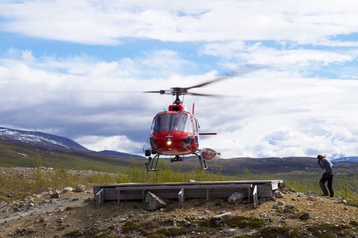 helikopter vid STF Kebnekaise fjällstation
