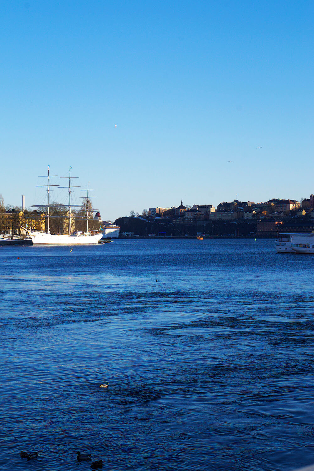 Stockholm i mars i eftermiddagssol