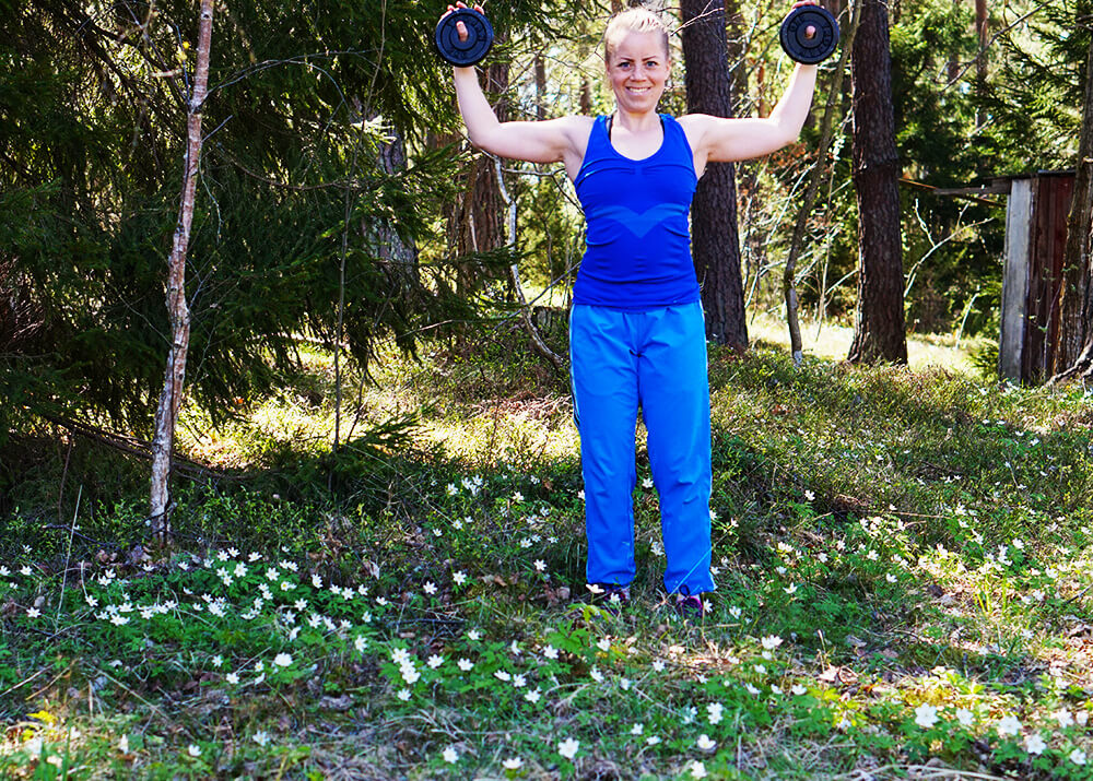 träning i skog med vitsippor