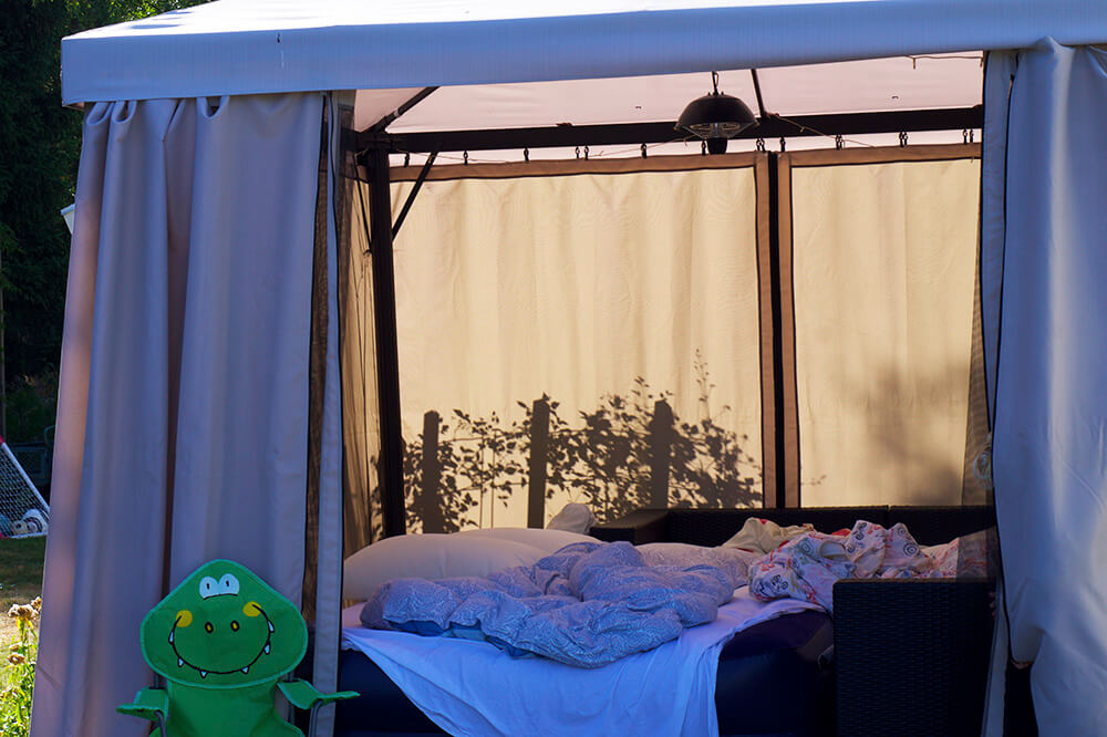 Tälta i trädgården med barnen